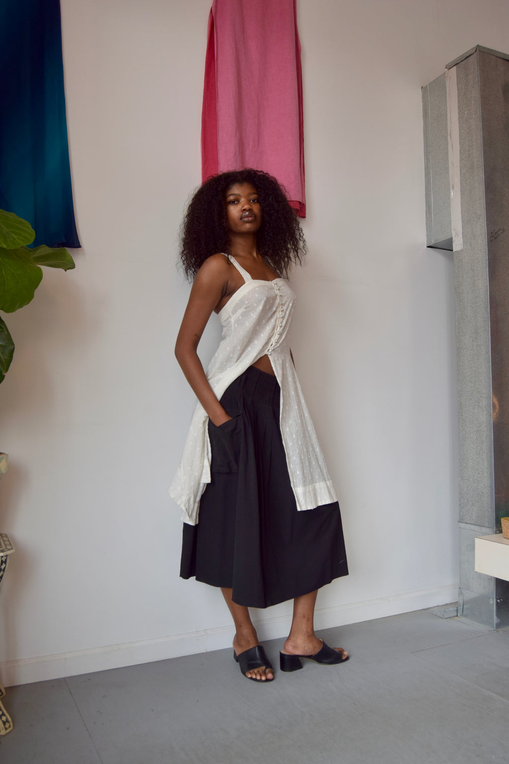 ANTROHOPOLOGIE CUT OUT SLEEVELESS BUTTON DOWN TOP
