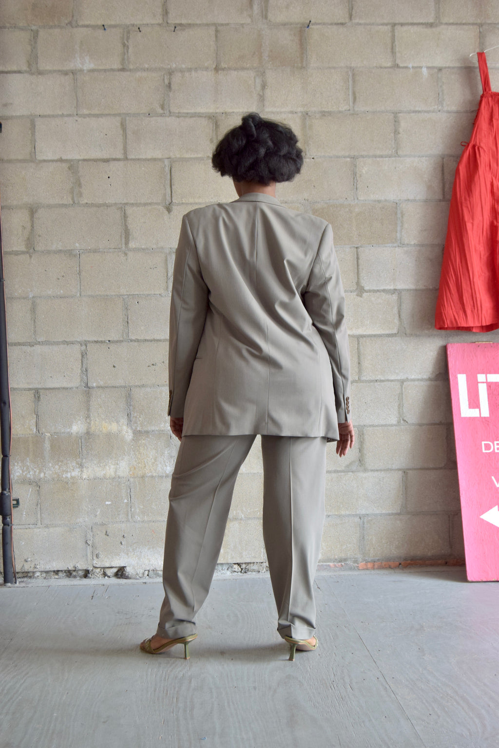 HUGO BOSS GREY SHOULDER PADDED SUIT
