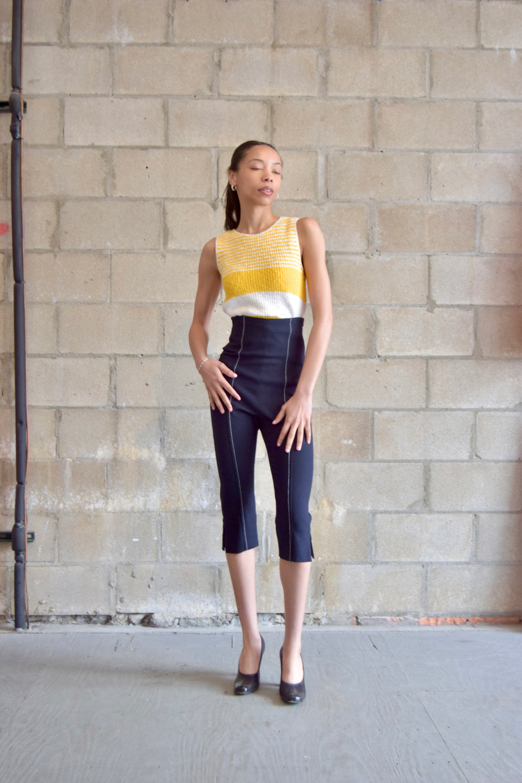 STRAIGHT CUT BLACK CAPRIS WITH WHITE CONTRAST STITCHING