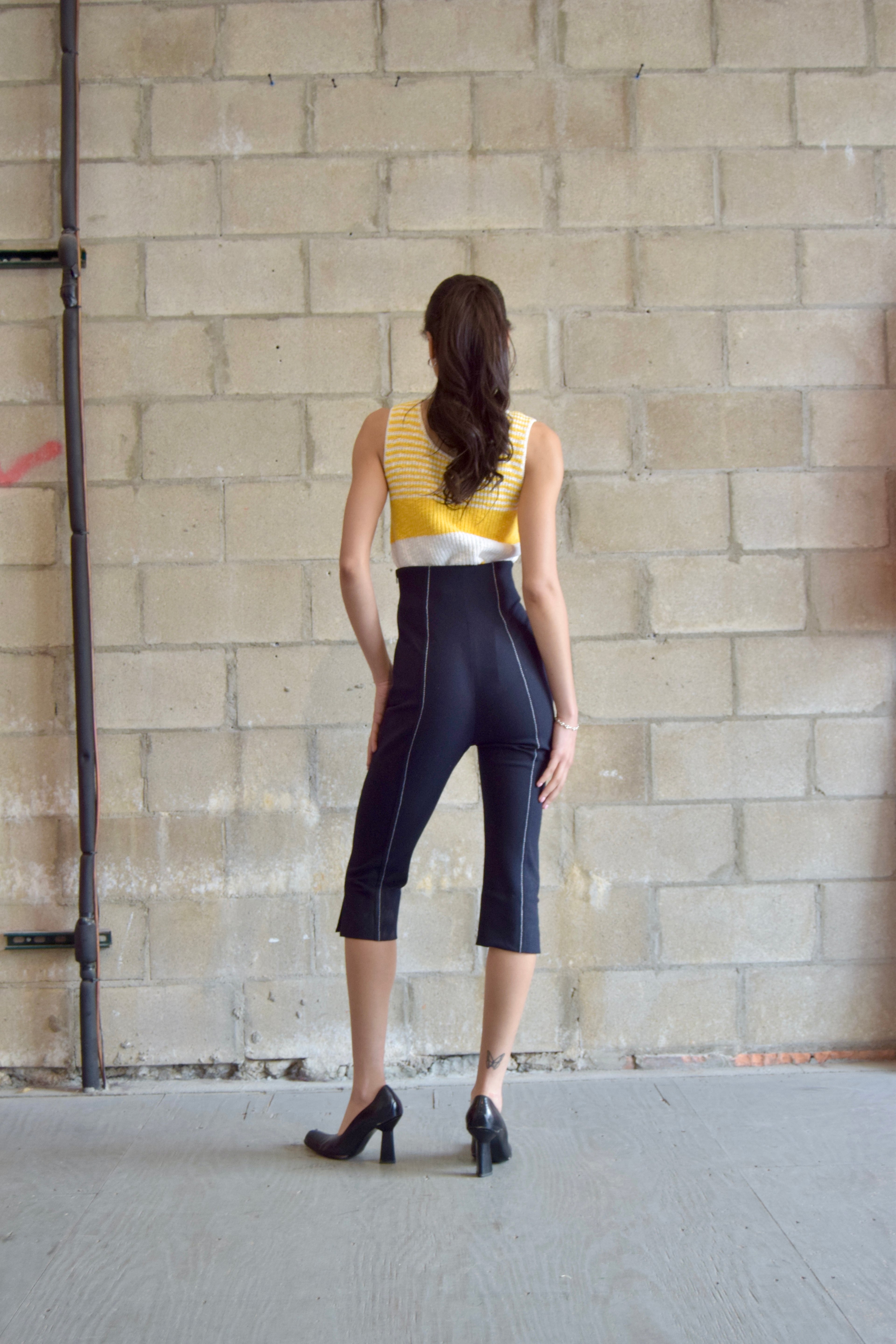 STRAIGHT CUT BLACK CAPRIS WITH WHITE CONTRAST STITCHING
