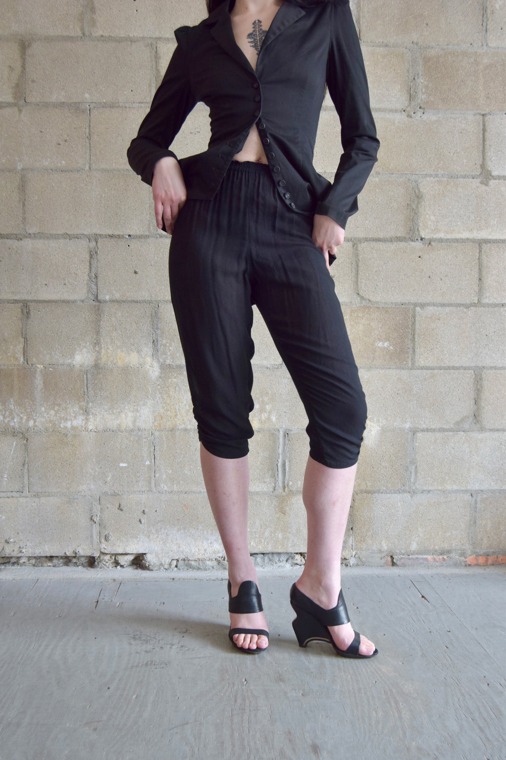 WARDROBE SHEER RUCHED BLACK CAPRIS