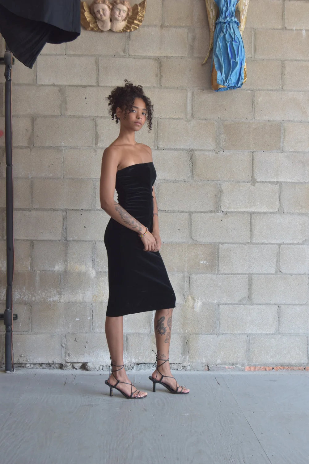 THEORY BLACK VELVET RUCHED TUBE MIDI DRESS – LiTO