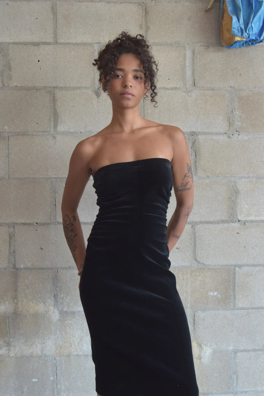 THEORY BLACK VELVET RUCHED TUBE MIDI DRESS – LiTO
