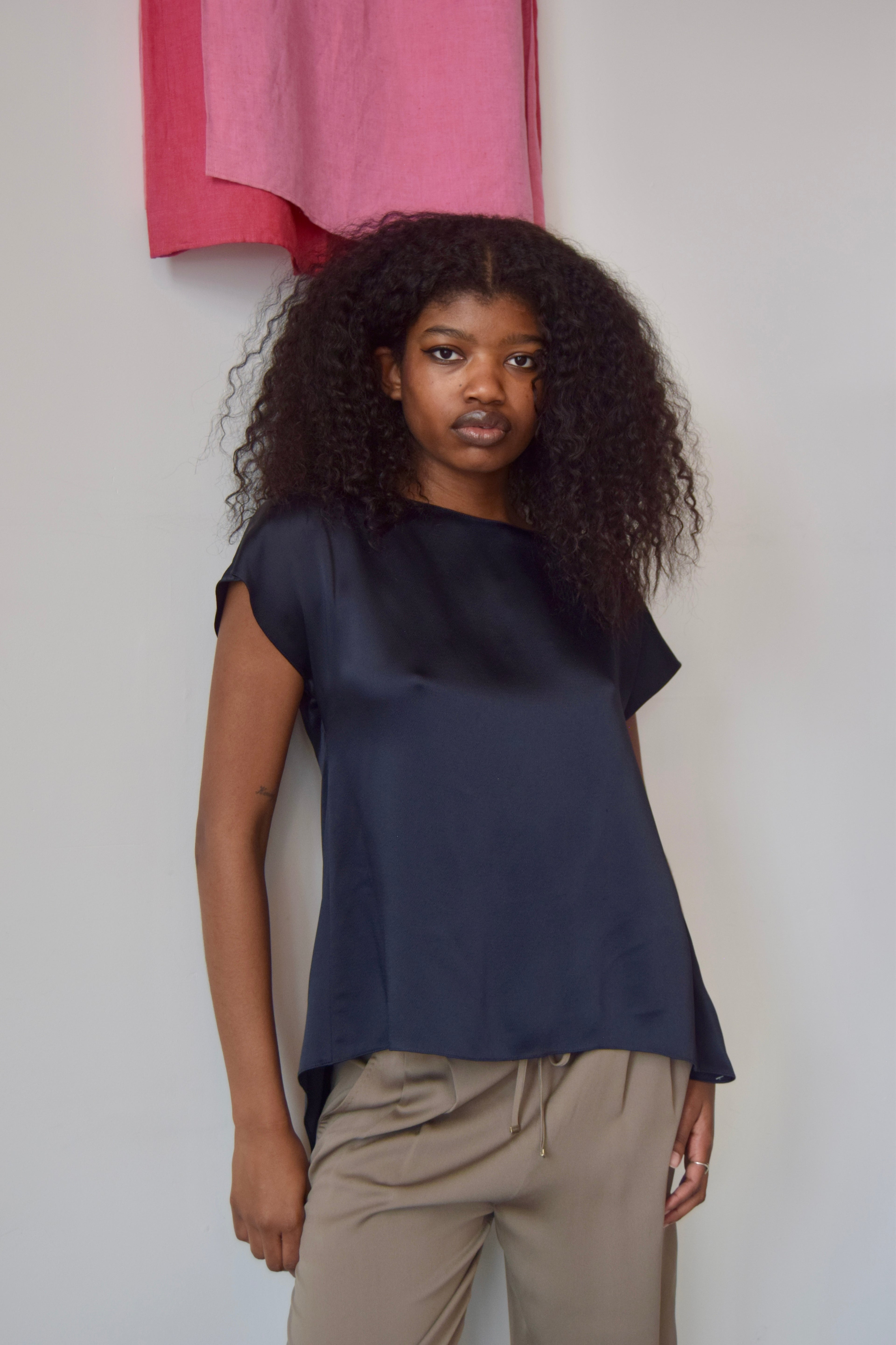 THE ROW NAVY BLUE SCOOP NECK TEE
