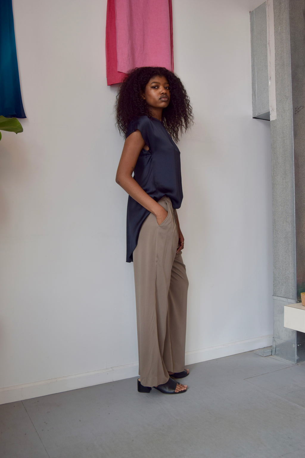 THE ROW NAVY BLUE SCOOP NECK TEE