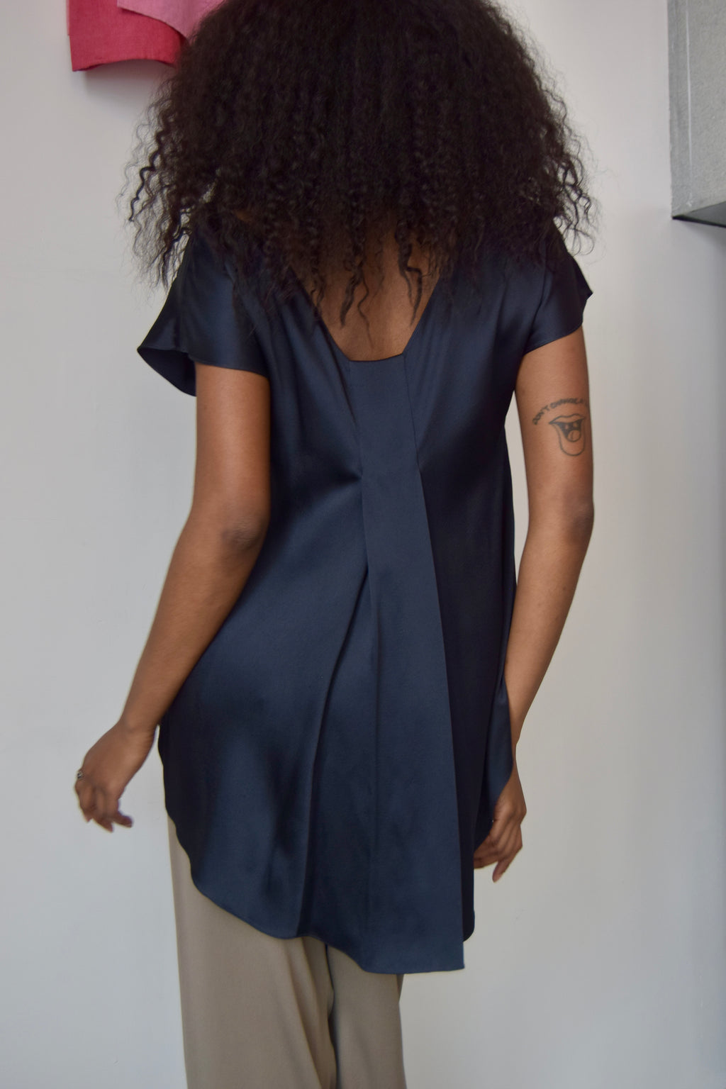 THE ROW NAVY BLUE SCOOP NECK TEE