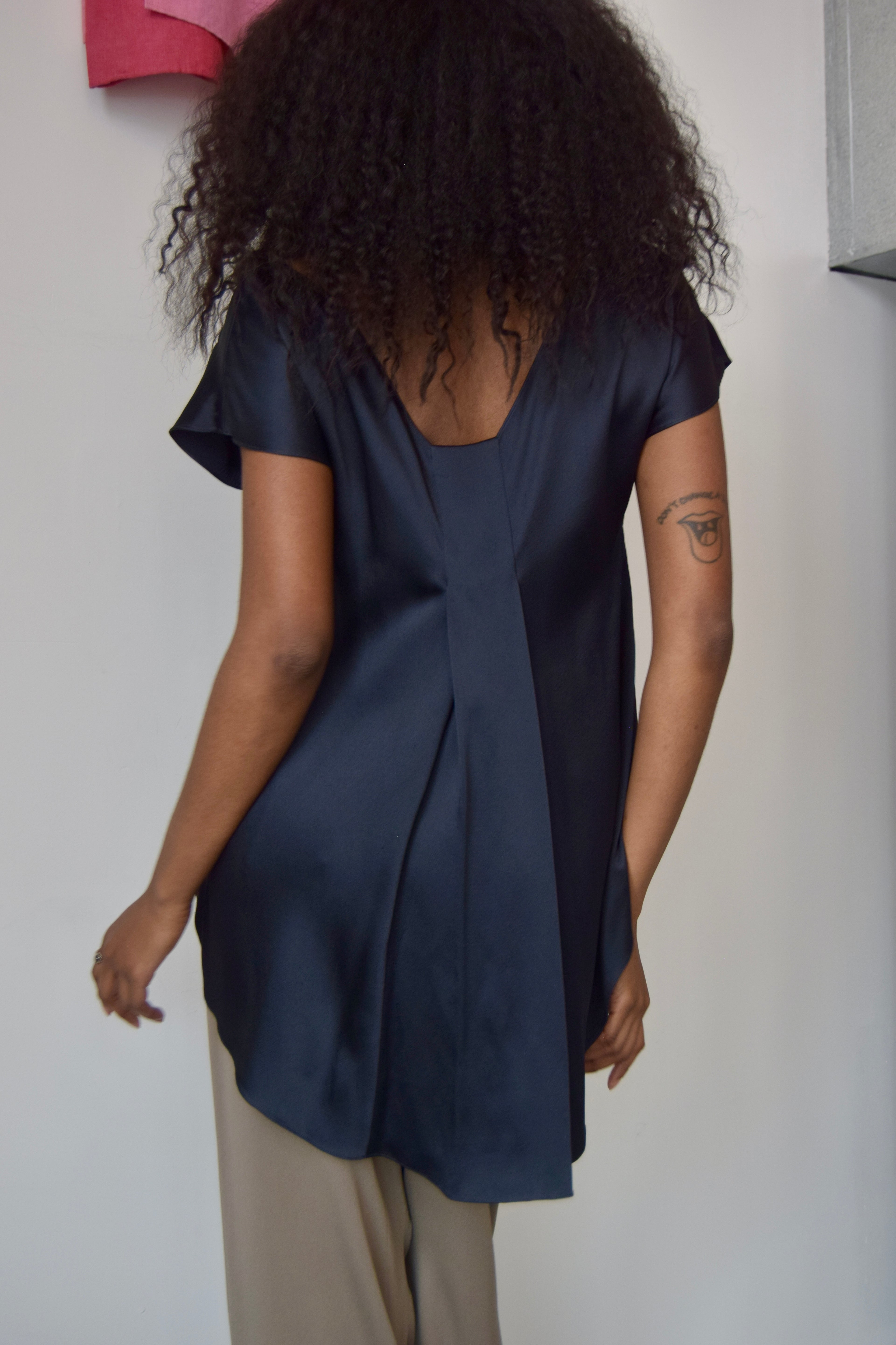 THE ROW NAVY BLUE SCOOP NECK TEE