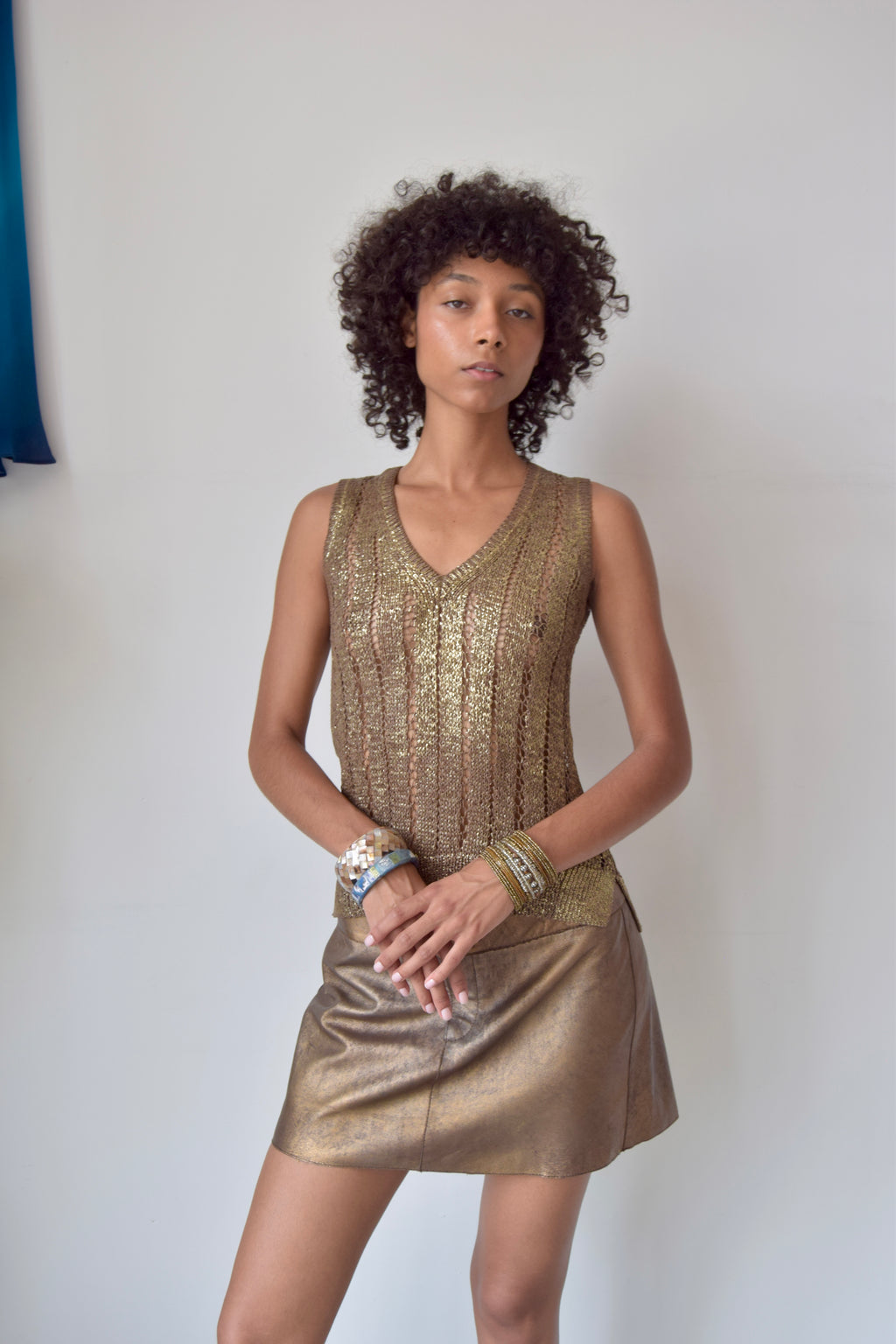 BCBG MAXZARIA GOLD KNIT V NECK SLEEVLESS TOP