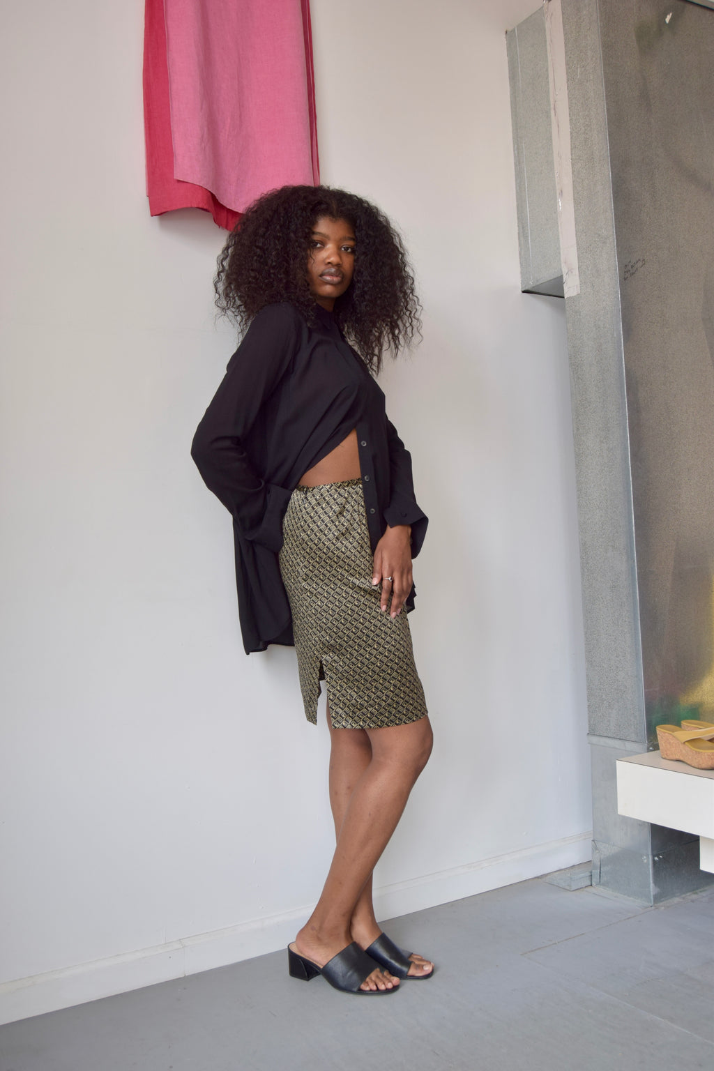 MODA INTERNATIONAL SILK BLACK AND TAN PATTERNED MIDI SKIRT