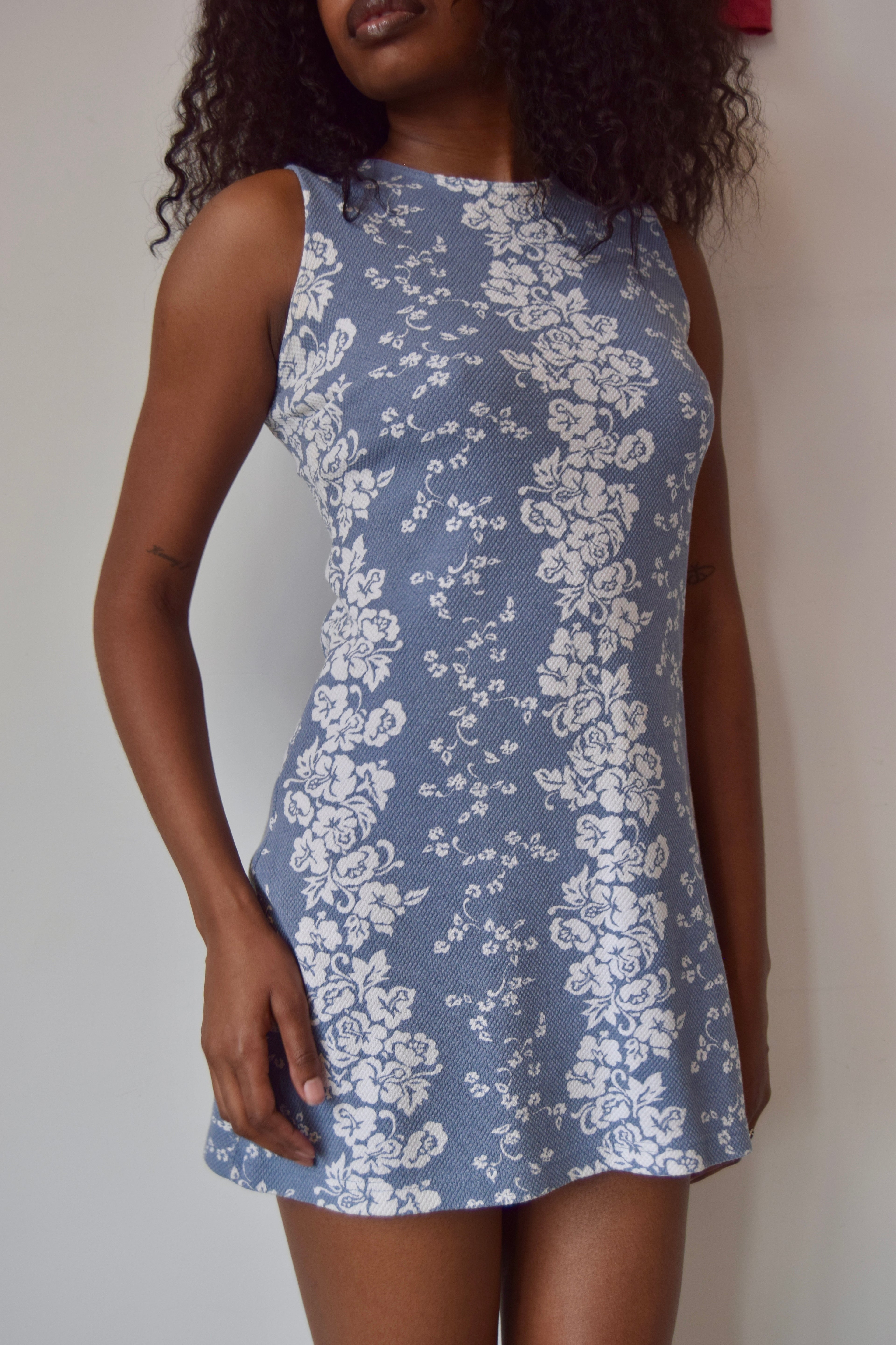 YOUNIQUE BLUE AND WHITE FLORAL PATTERNED SLEEVELESS TEXTURED MINI DRESS