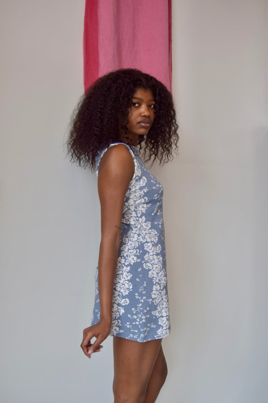YOUNIQUE BLUE AND WHITE FLORAL PATTERNED SLEEVELESS TEXTURED MINI DRESS