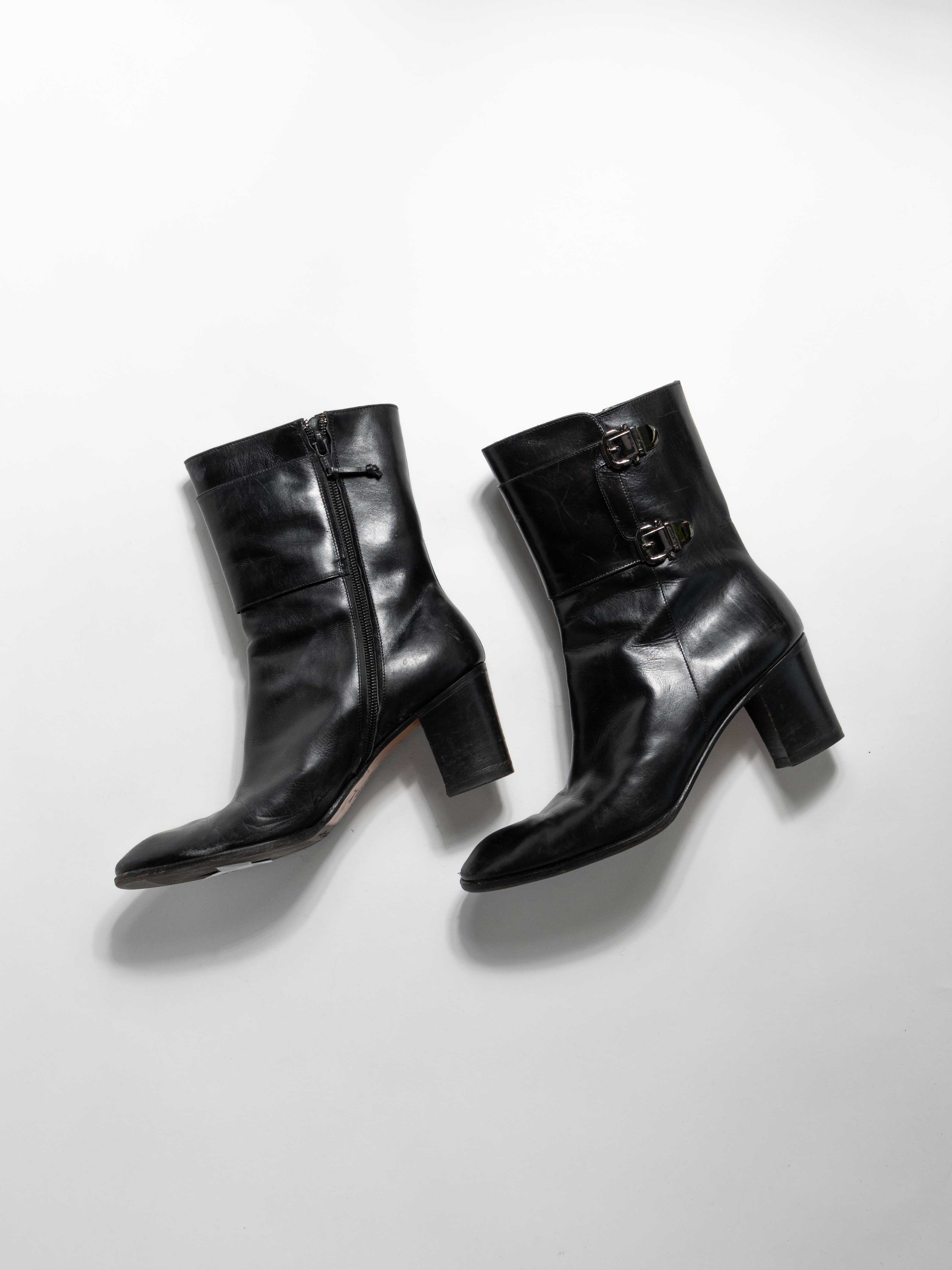 FERRAGAMO BLACK LEATHER BUCKLE DETAIL BOOTS