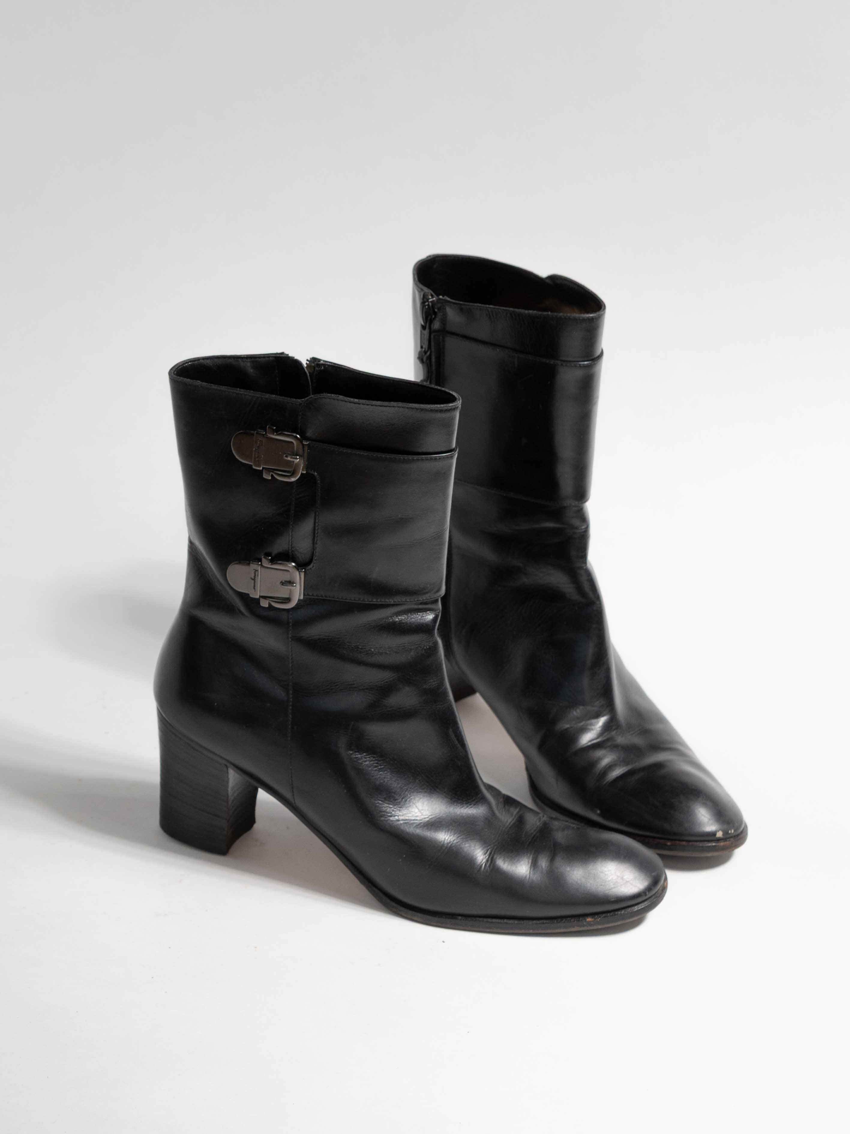 FERRAGAMO BLACK LEATHER BUCKLE DETAIL BOOTS