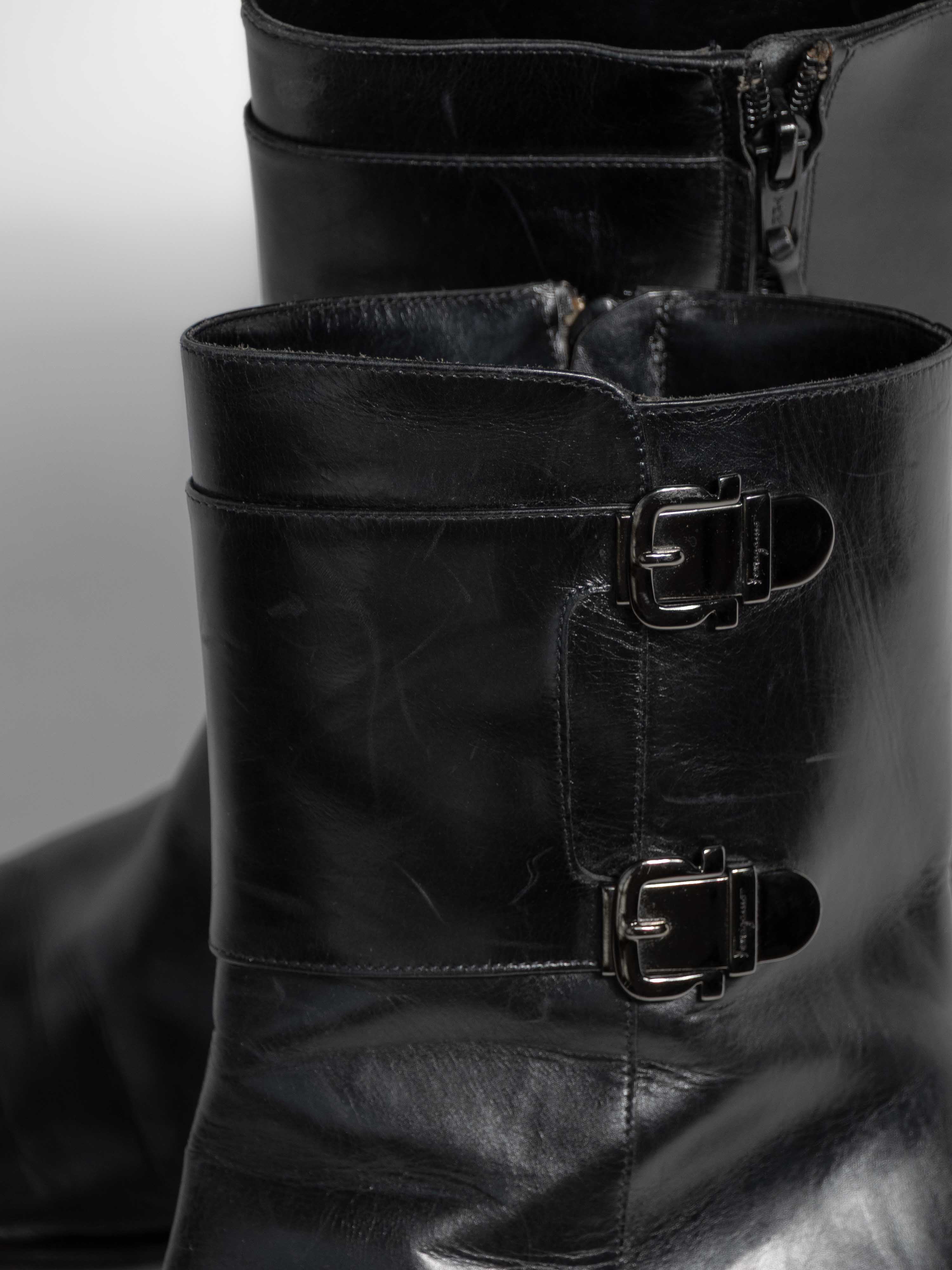 FERRAGAMO BLACK LEATHER BUCKLE DETAIL BOOTS