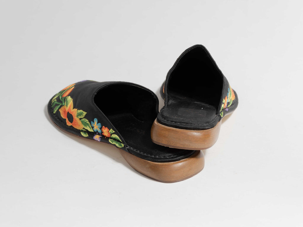 TRANSIT BLACK TRADITIONAL MEXICAN FLORAL EMBROIDERED CLOGS