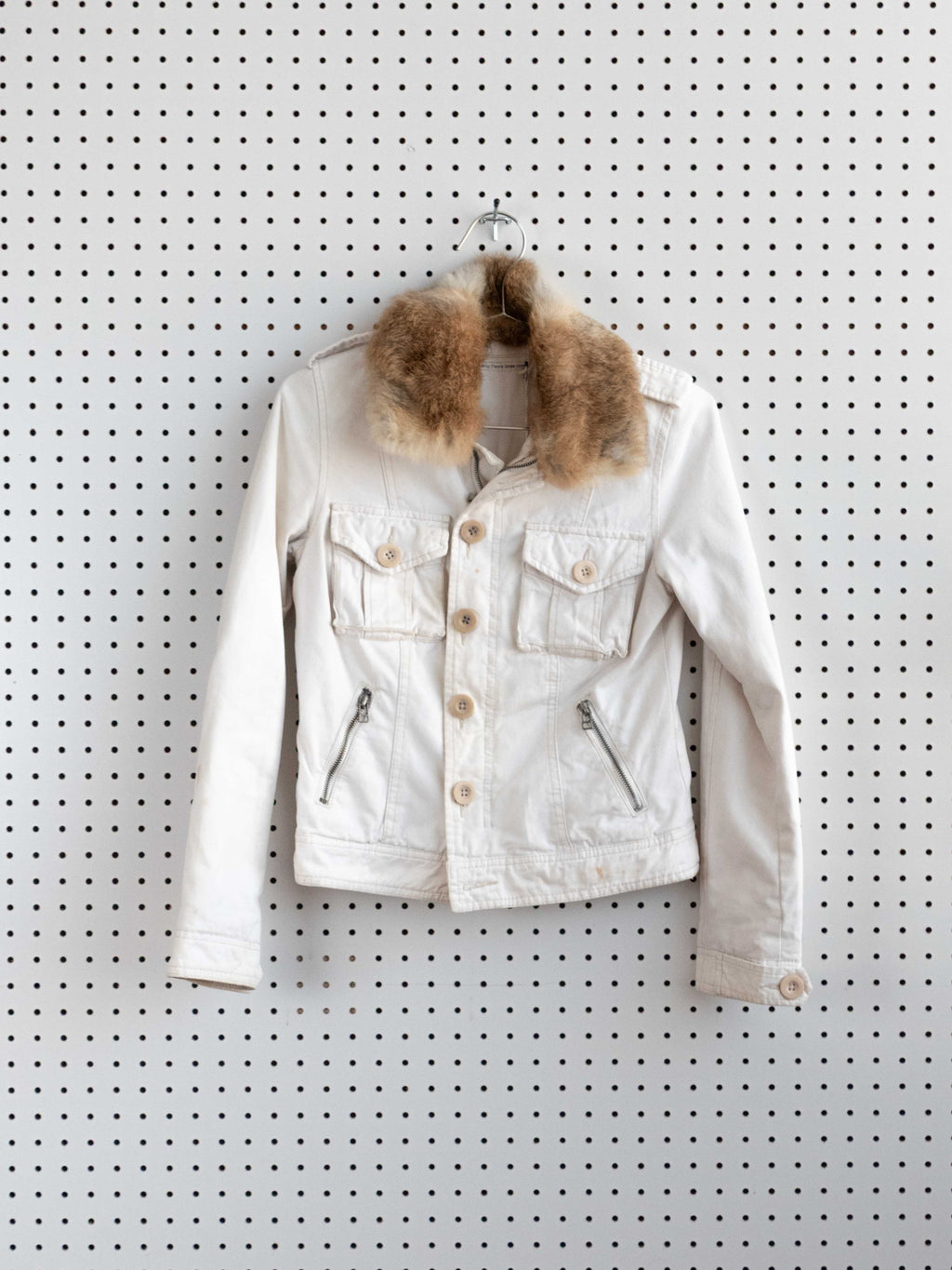 IZZUE WHITE BUTTON DOWN COTTON JACKET WITH FUR COLLAR