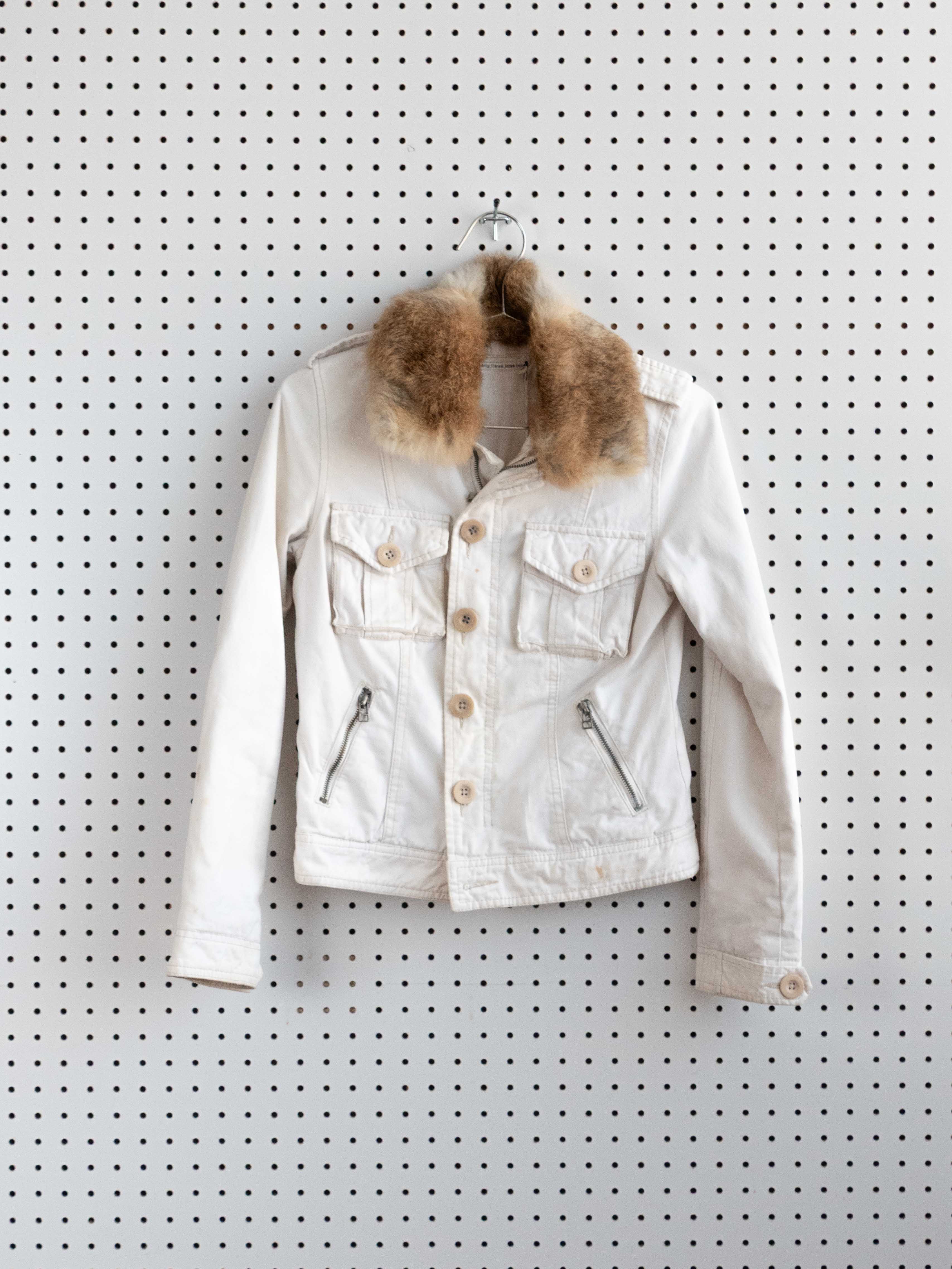 IZZUE WHITE BUTTON DOWN COTTON JACKET WITH FUR COLLAR
