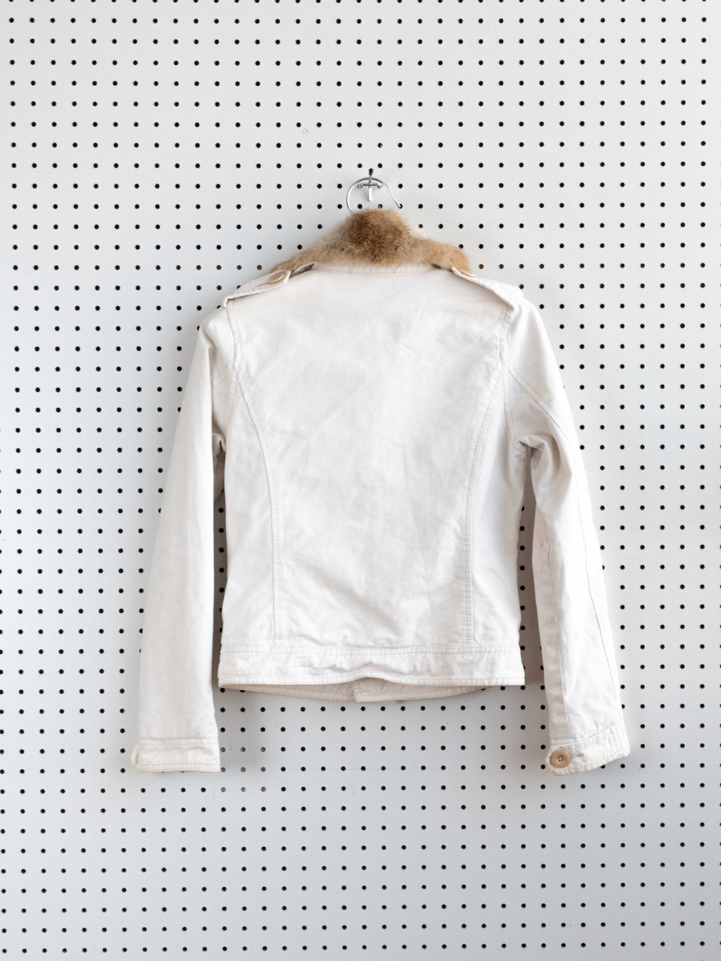 IZZUE WHITE BUTTON DOWN COTTON JACKET WITH FUR COLLAR