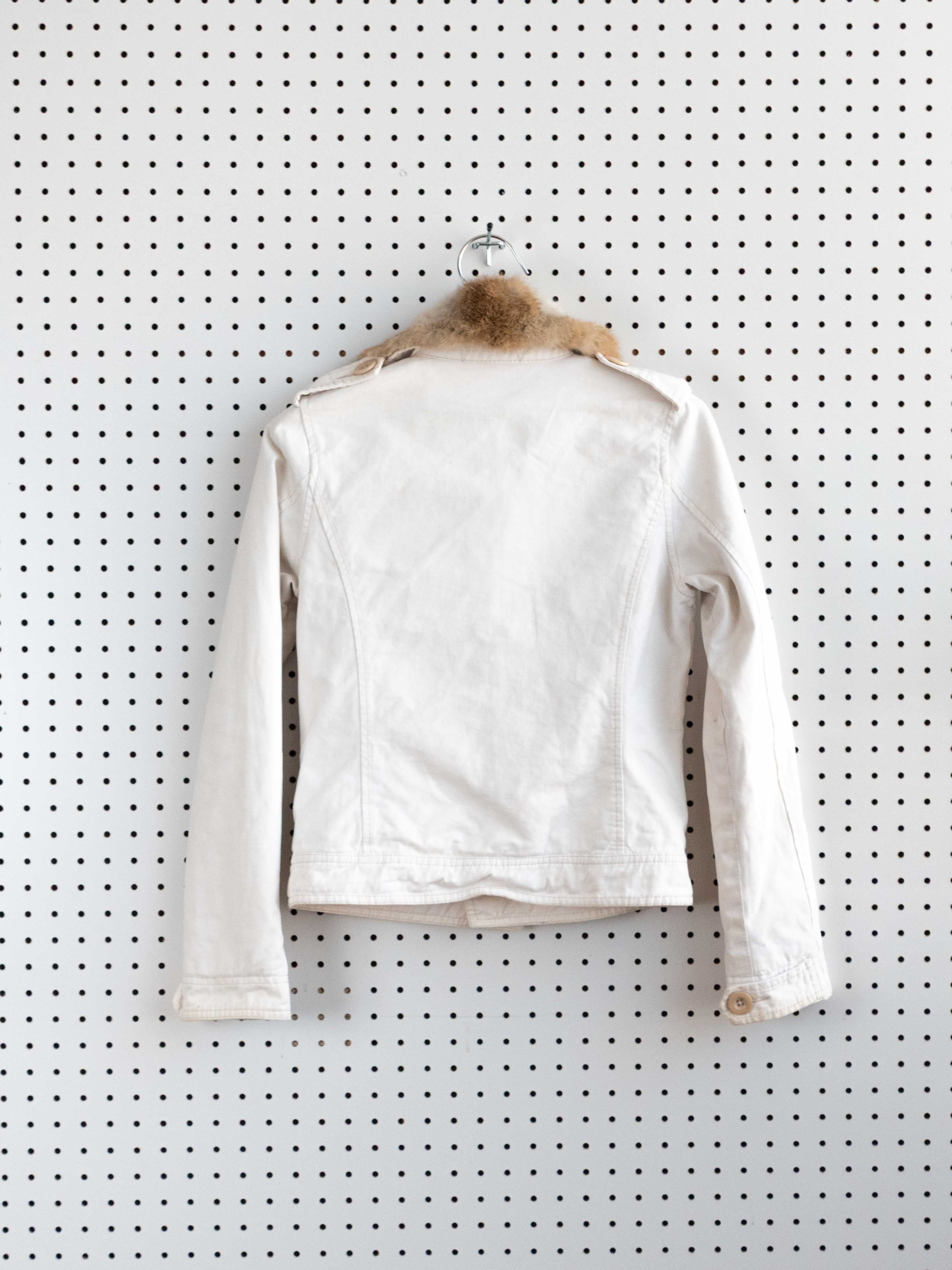 IZZUE WHITE BUTTON DOWN COTTON JACKET WITH FUR COLLAR
